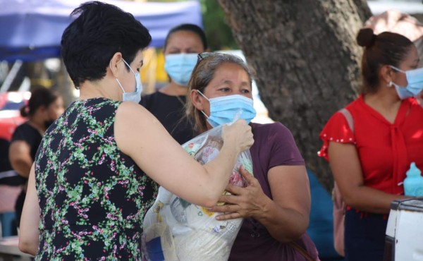 Entregan alimentos a locatarios afectados por incendio en barrio Concepción