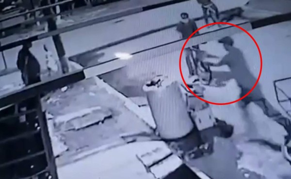 VIDEO: En bicicleta llegó y huyó sicario que mató a comerciante en Choloma