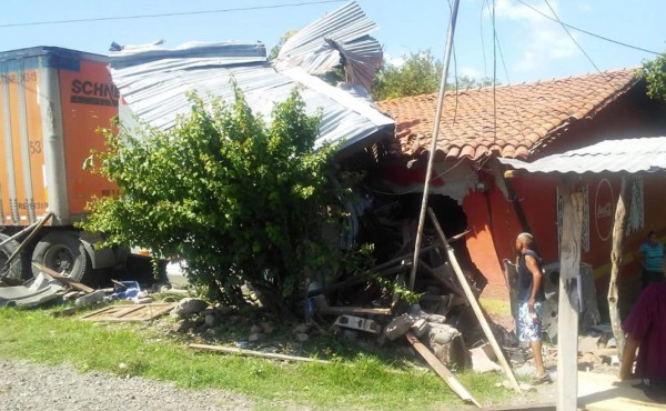 Un muerto tras impactar rastra en vivienda