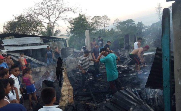 Incendio consume cuatro casas en bordo de San Pedro Sula
