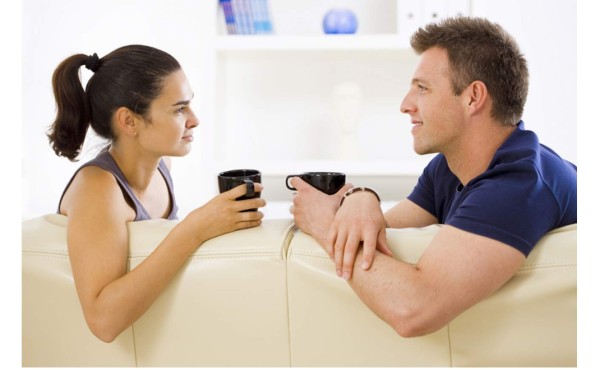 Su jefa lo invita a salir y él se ilusiona