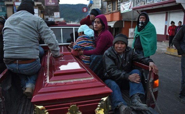 Indígenas guatemaltecos despiden a sus muertos por embestida de un camión