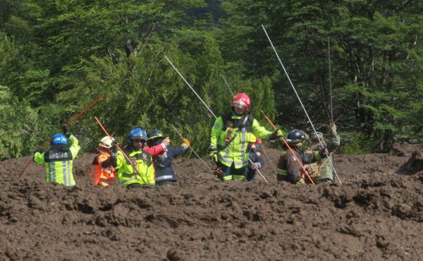 Lluvias impiden las labores de rescate en la zona arrasada por el alud en Chile