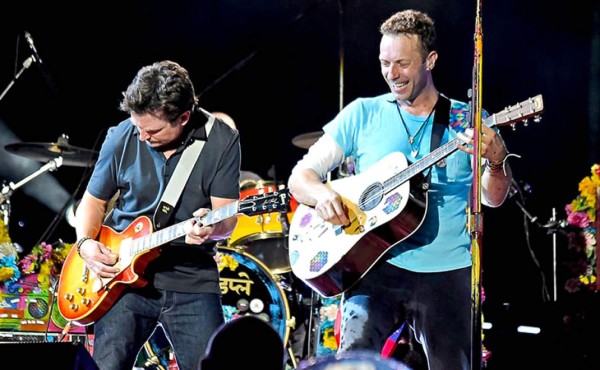 Michael J.Fox toca en concierto de Coldplay