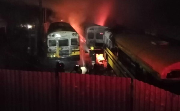 Incendian cinco buses de las rutas aldea El Carmen y El Ocotillo