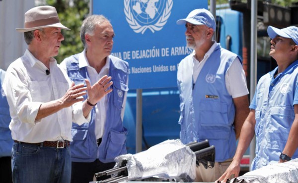 Colombia da por terminado conflicto con FARC tras desarme de guerrilla