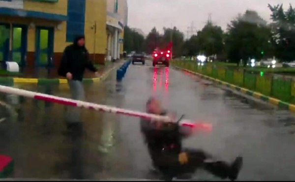 Video: Ciclista ebrio hace el ridículo al querer levantar una tranca&nbsp;&nbsp;