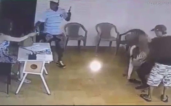Video: Momentos de tensión vivieron empleados en asalto a clínica de La Ceiba