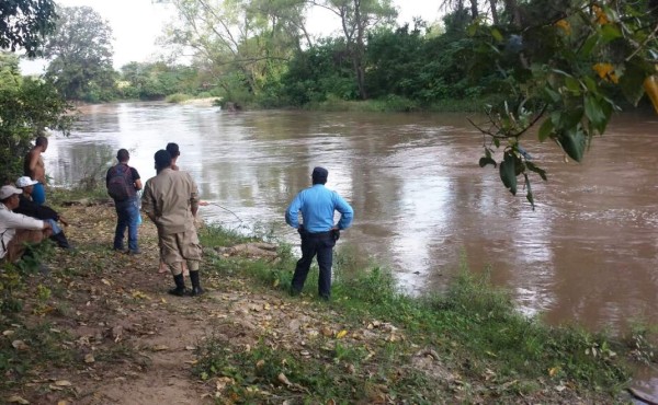 Bomberos buscan a niña de 4 años que cayó en una quebrada