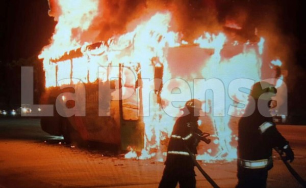 Incendian autobús de la empresa Los Costeños