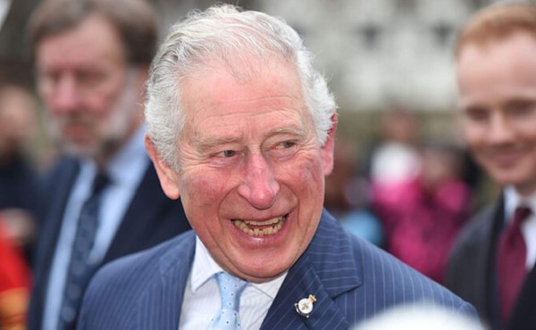 Dedos del príncipe Carlos despiertan preocupación