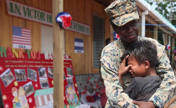 Infantes de Estados Unidos se roban el corazón de los misquitos