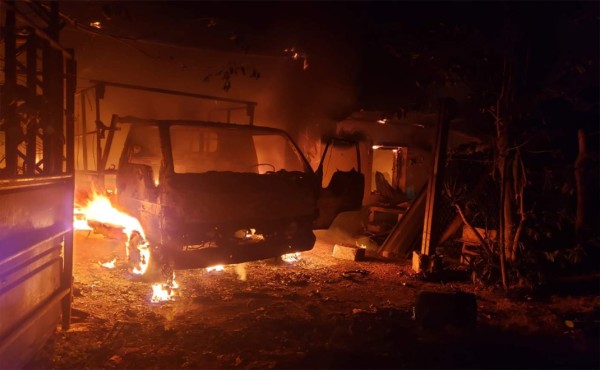 Incendio consume una casa y un vehículo en Villanueva