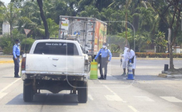 Detenidos, decomiso de vehículos y salvoconductos falsos durante cierre absoluto en San Pedro Sula