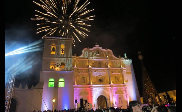 Honduras recibió el 2016 con las 12 campanadas en Comayagua