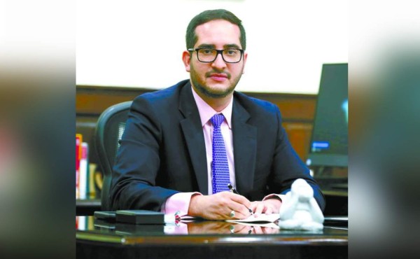 'Mantuvimos la estabilidad financiera”: Marco Midence, exministro de Sefin