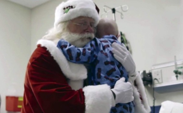 La historia viral del niño con cáncer que murió en los brazos de Santa Claus