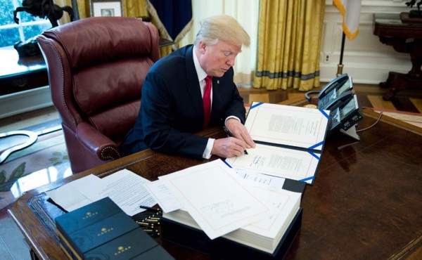 Trump firma su prometida y ambiciosa reforma fiscal