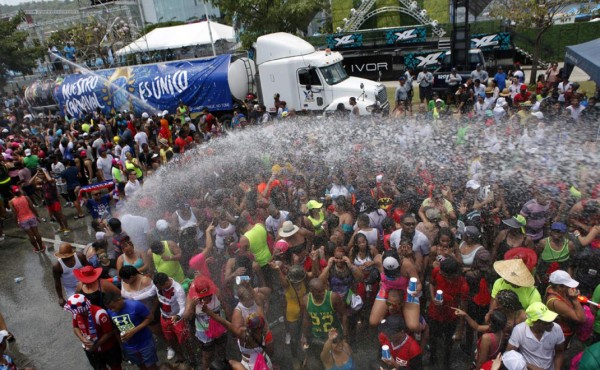 Dos muertos y 30 heridos mientras transcurre el segundo día del carnaval de Panamá