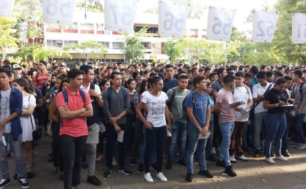 Jóvenes madrugan para hacer su prueba de admisión en la Unah