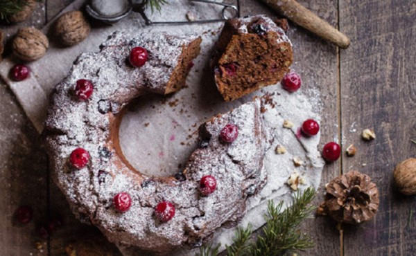 Pastel de chocolate con cerezas