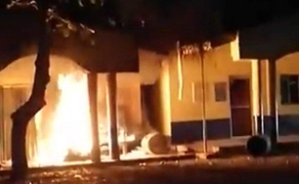 Encapuchados incendian posta de la Policía en Quimistán, Santa Bárbara