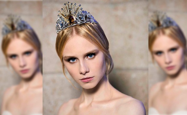 Donatella Versace diseña diadema para debutantes