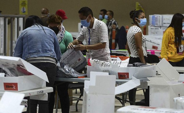 Chedrani, Scherly Arriaga y Kathia Crivelli encabezan candidaturas de diputados en Cortés