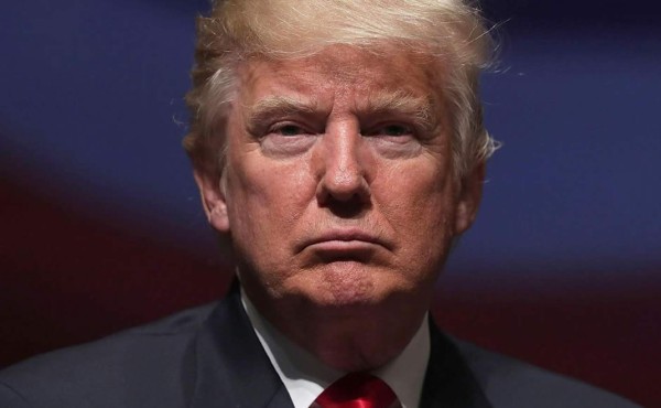 Trump aparece en un anuncio espectacular en México... como un extraterrestre  