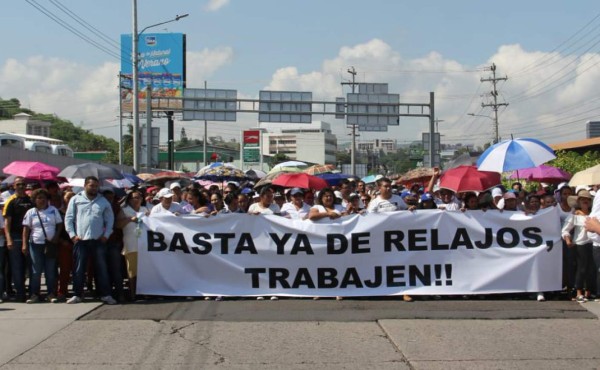 Miles de hondureños marchan en Tegucigalpa pidiendo paz   