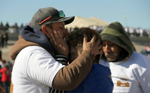 Cientos de familias se abrazan en la frontera con mensaje de unión contra Trump