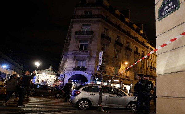 Dos muertos y varios heridos en un ataque con cuchillo en París