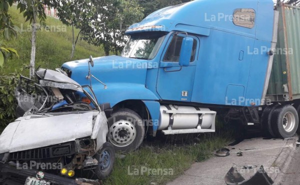 Rastra sin frenos choca con varios vehículos y deja un muerto