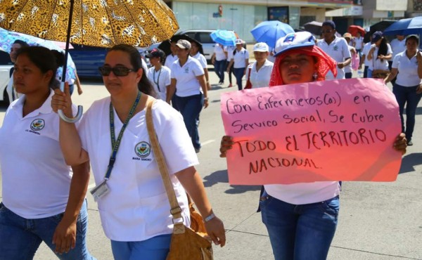 Estudiantes de enfermería protestan por tercer día consecutivo