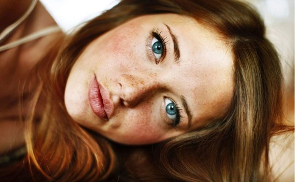 Consejos de maquillaje para las mujeres con pecas