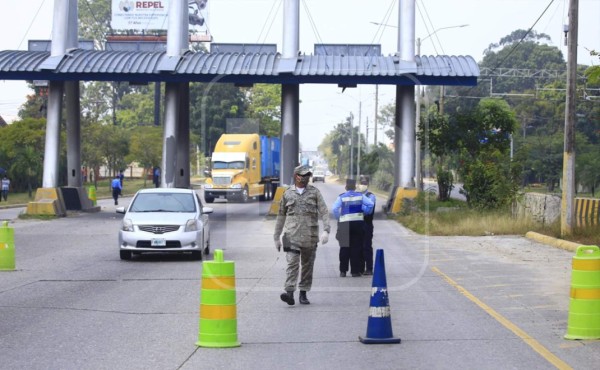 Detenidos, decomiso de vehículos y salvoconductos falsos durante cierre absoluto en San Pedro Sula