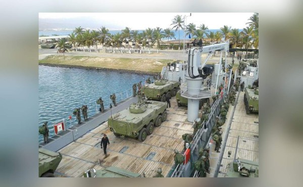 Caracas muestra sus músculos ejercitando anfibios chinos y misiles rusos