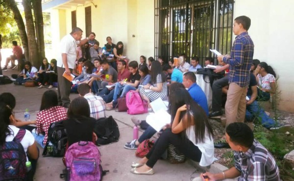 Varios catedráticos imparten clases en predios de la Unah