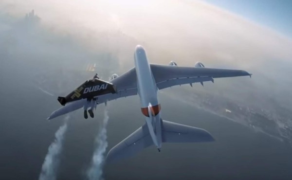 'Jetman' voló junto a un gigantesco Airbus 380 en Dubái