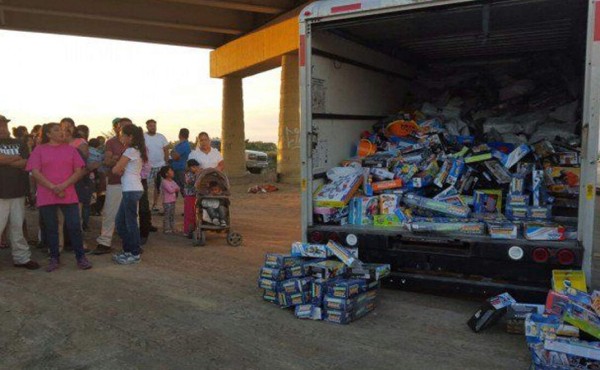 Investigan si narcos repartieron juguetes y comida en Navidad