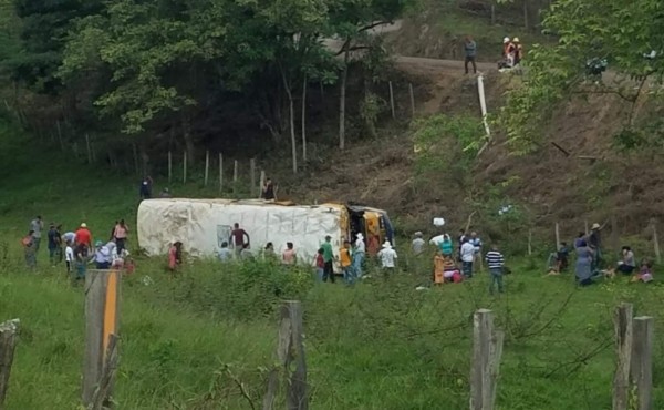 Volcamiento de bus deja un muerto y doce heridos