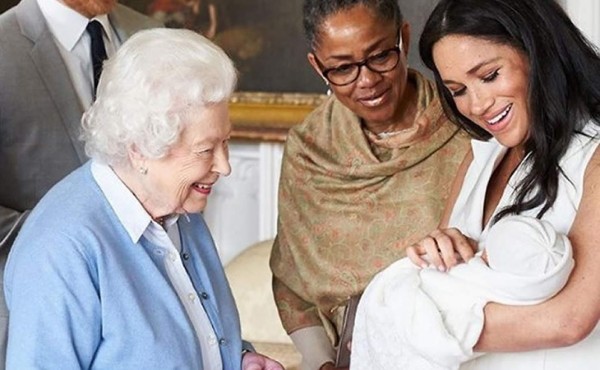 Reina Isabel II conoce a su bisnieto, Archie, hijo de Meghan y Harry