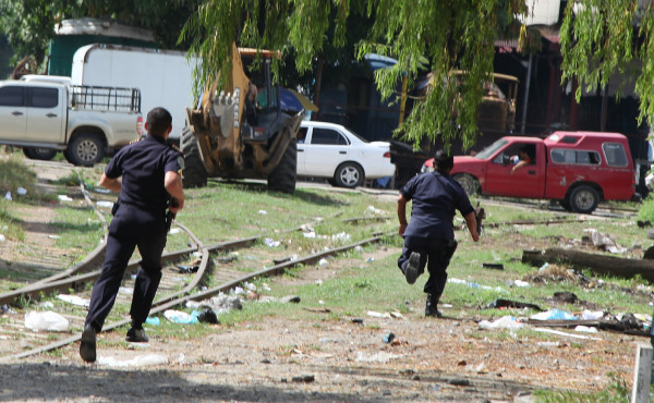 Enfrente de posta y agentes le roban batería a patrulla policial