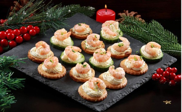 Canapés de camarones y queso crema
