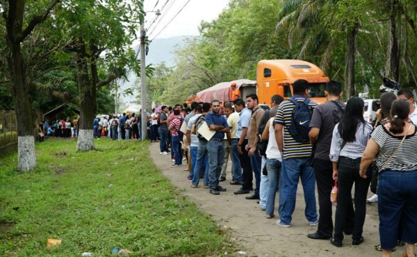 Cientos de personas acuden a la tercera feria de empleos en San Pedro Sula