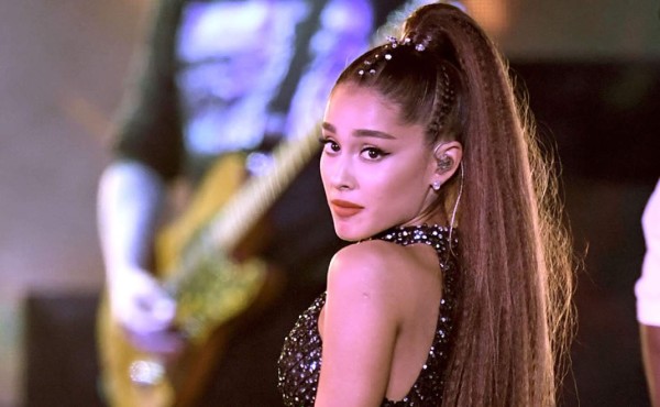 Ariana Grande se compromete con el humorista Pete Davidson tras unas semanas de noviazgo