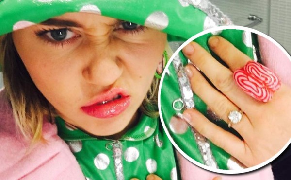 Miley Cyrus presume anillo que le dio Liam Hemsworth