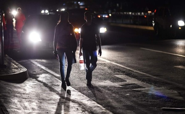 Los apagones asestan un golpe demoledor a la caótica economía venezolana
