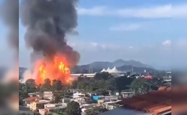 Video: hondureño capta la monstruosa columna de fuego que dejó incendio en empresa de gas