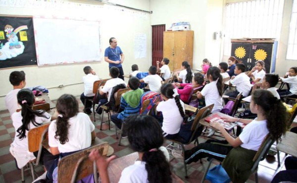 Escuelas de Honduras retornarían a clases semipresenciales